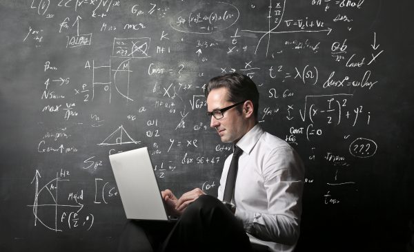 プログラミングに数学は必要？数学ができると有利な分野について解説